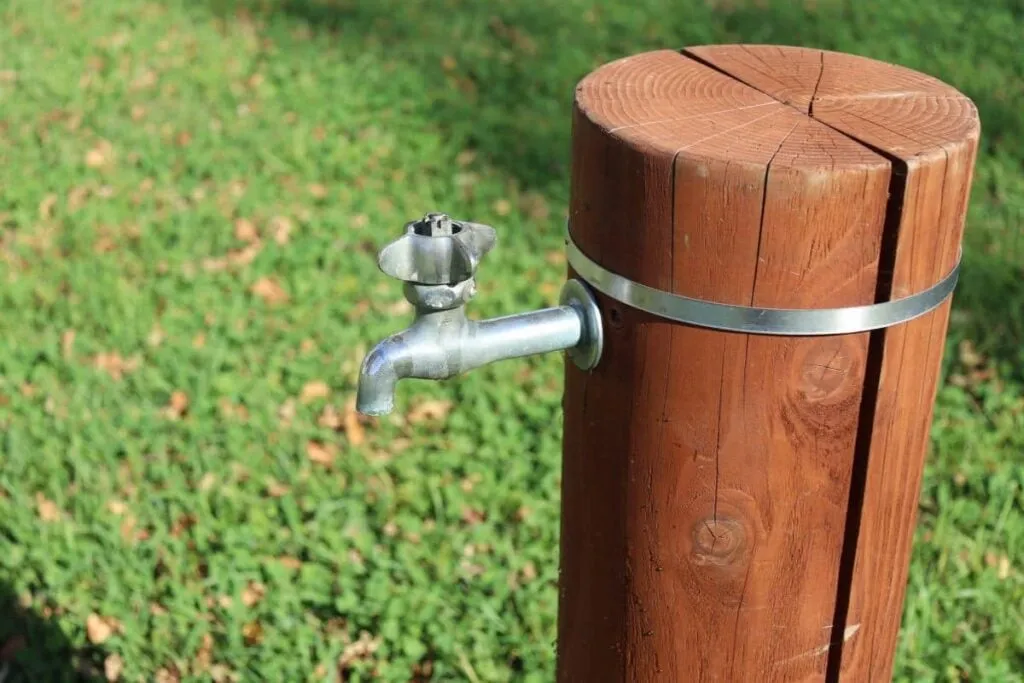 zabudowa kranu w ogrodzie inspiracje