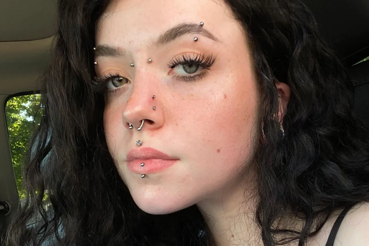 przekłucie brwi cena cennik