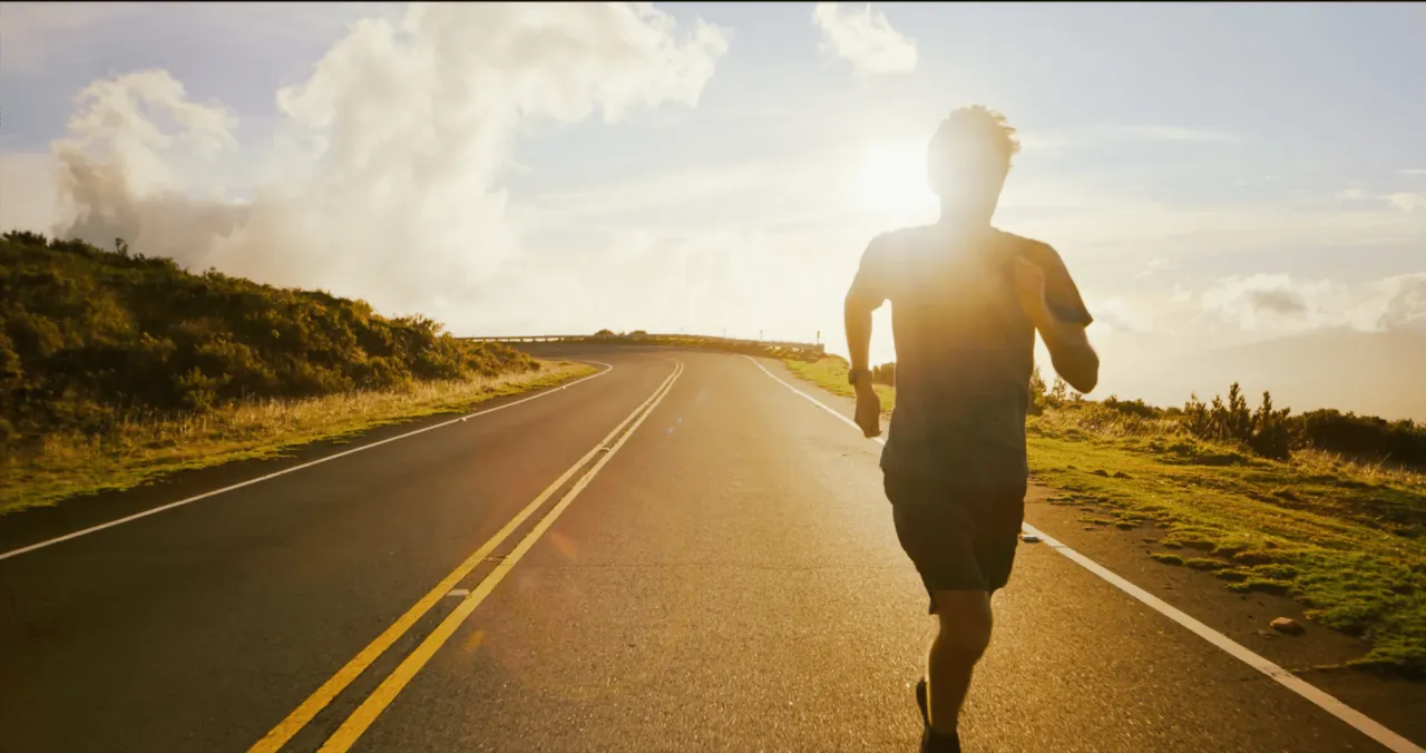Biegnij ku zachodzącemu słońcu! Karta Multisport otwiera drzwi do aktywności na świeżym powietrzu, gdzie tylko chcesz.