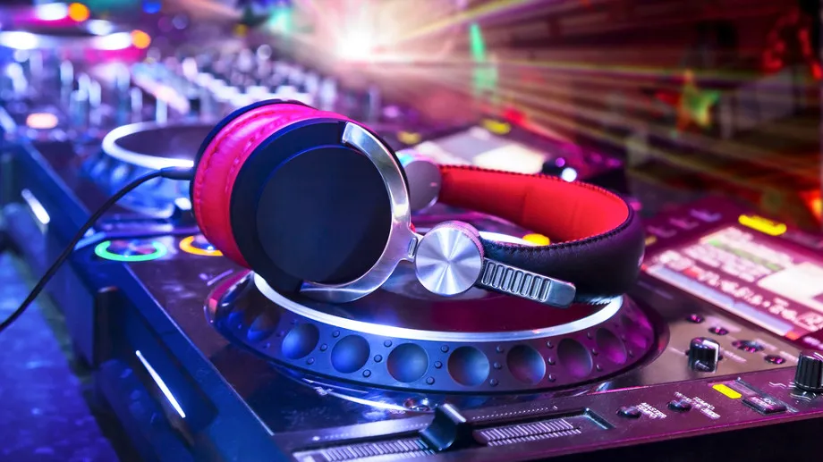 DJ za konsoletą miksujący muzykę