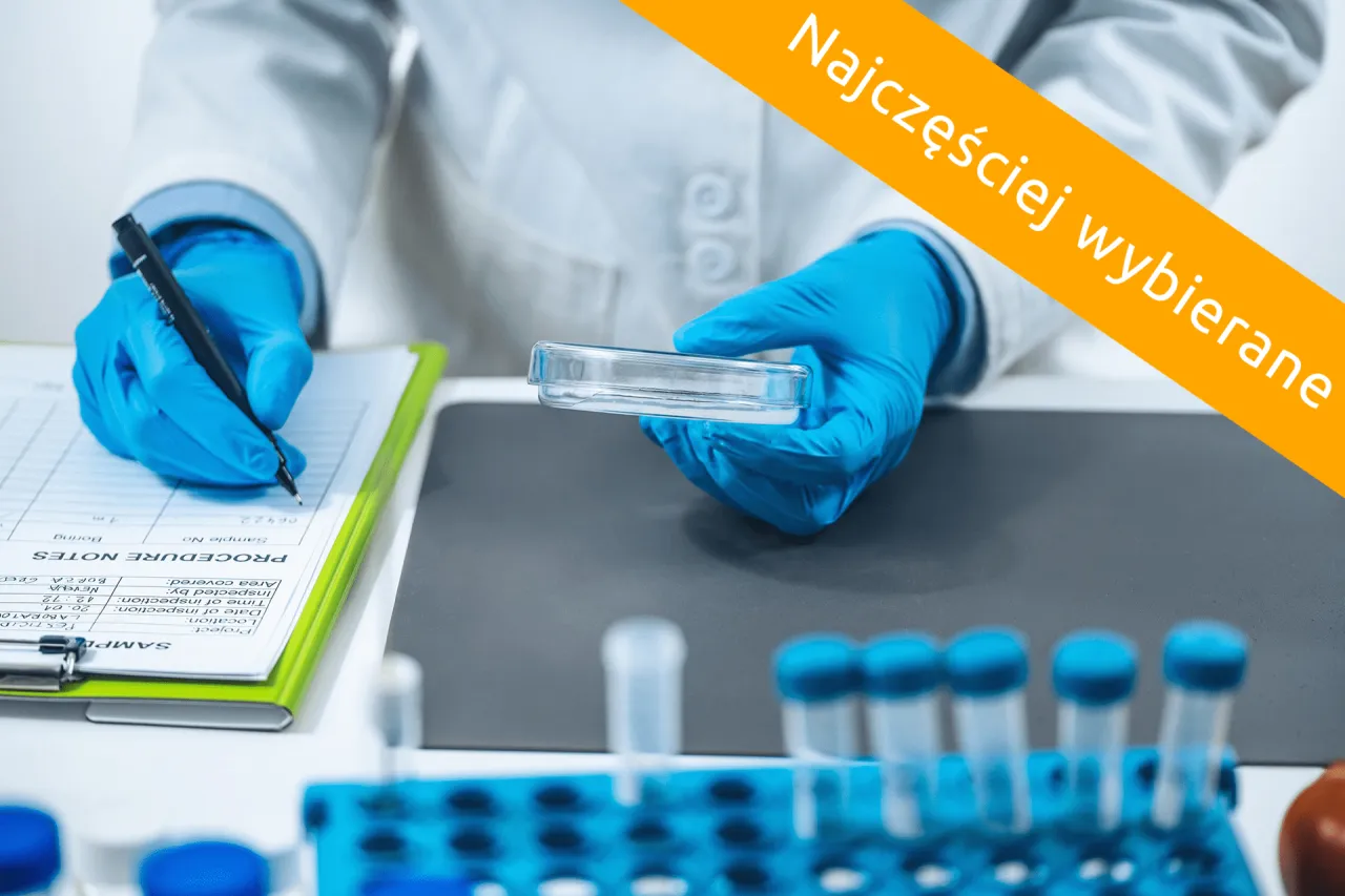 laboratorium badające pr&oacute;bki wody, mikrobiolog analizujący wodę