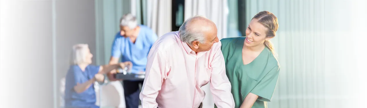 Dokumenty, pieczątka MOPS/GOPS, dłonie osoby starszej trzymającej wniosek