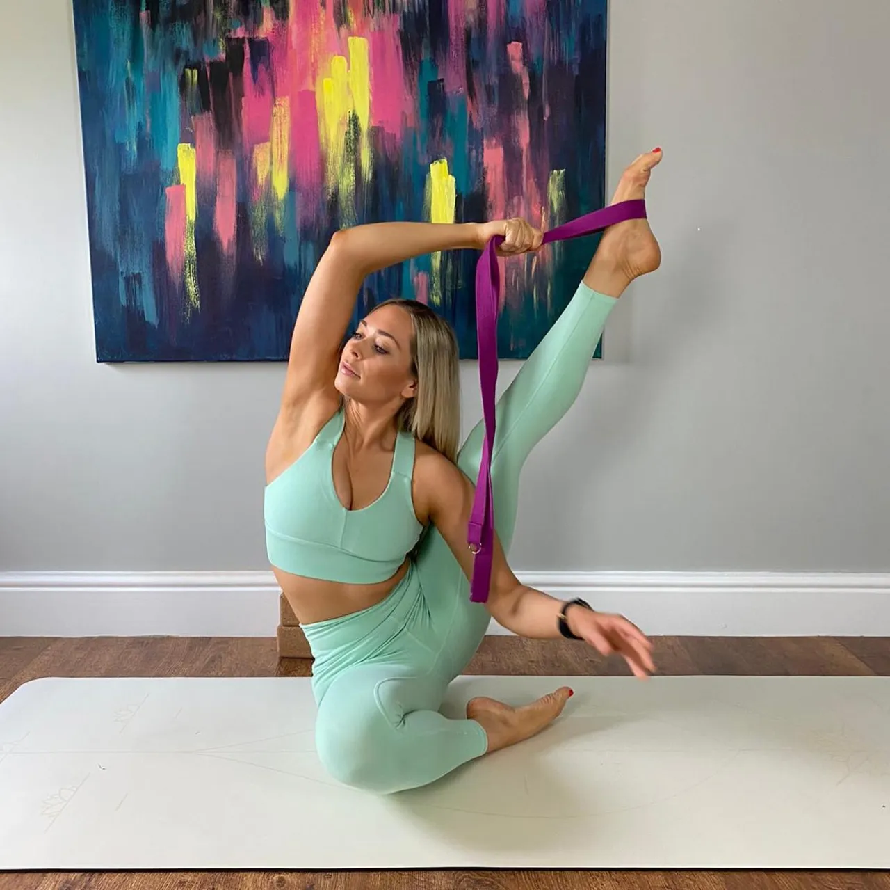 joga asany z paskiem przykłady