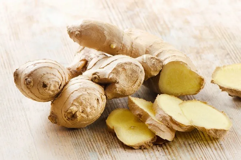 Świeży korzeń imbiru vs imbir mielony