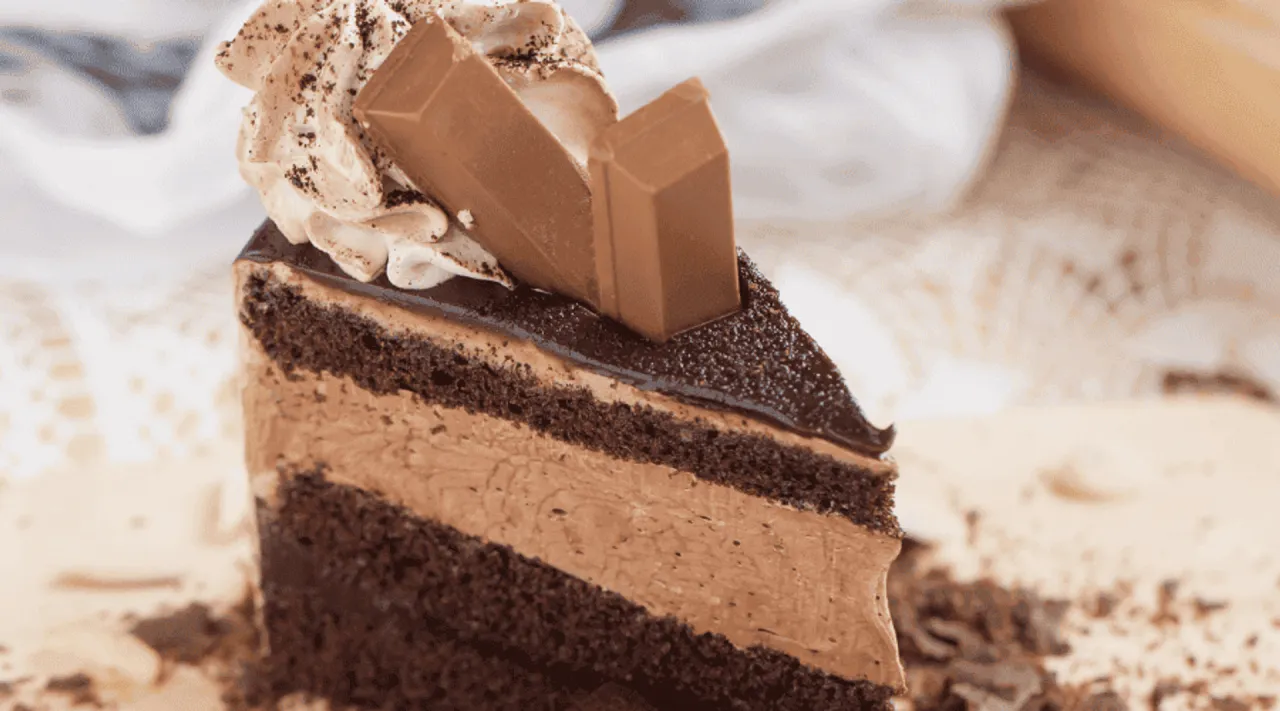 różne kremy do ciasta czekoladowego, przekrojony tort