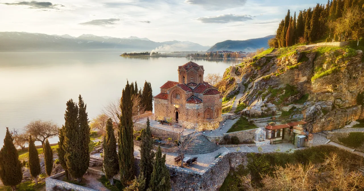 Jezioro Ochrydzkie cerkiew św Jana Kaneo