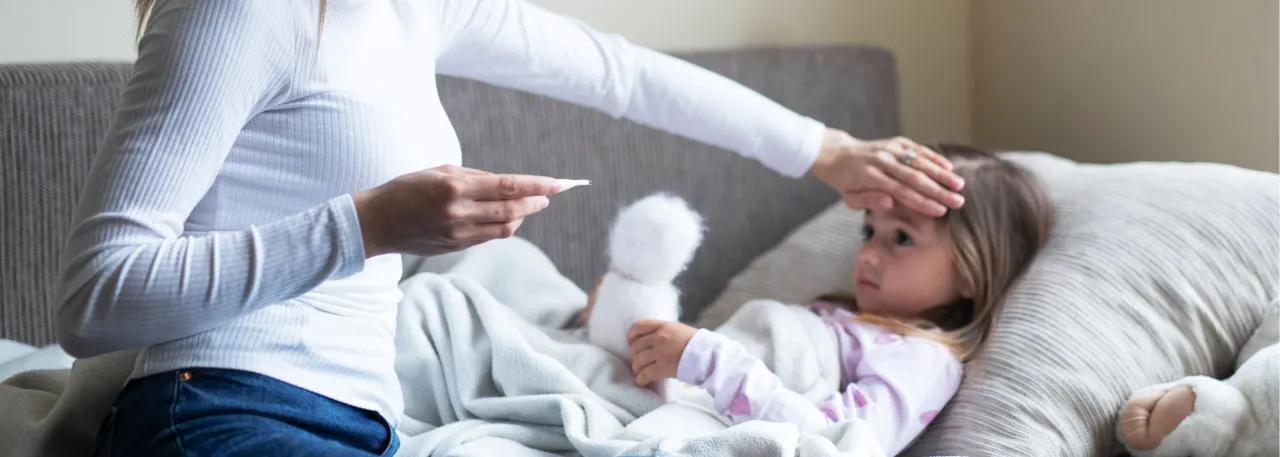 Rodzic uspokajający dziecko podczas drgawek gorączkowych