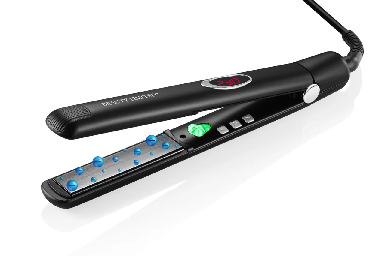 Czarna prostownica z wyświetlaczem pokazującym 230 stopni. Na płytkach widoczne niebieskie kropelki wody.