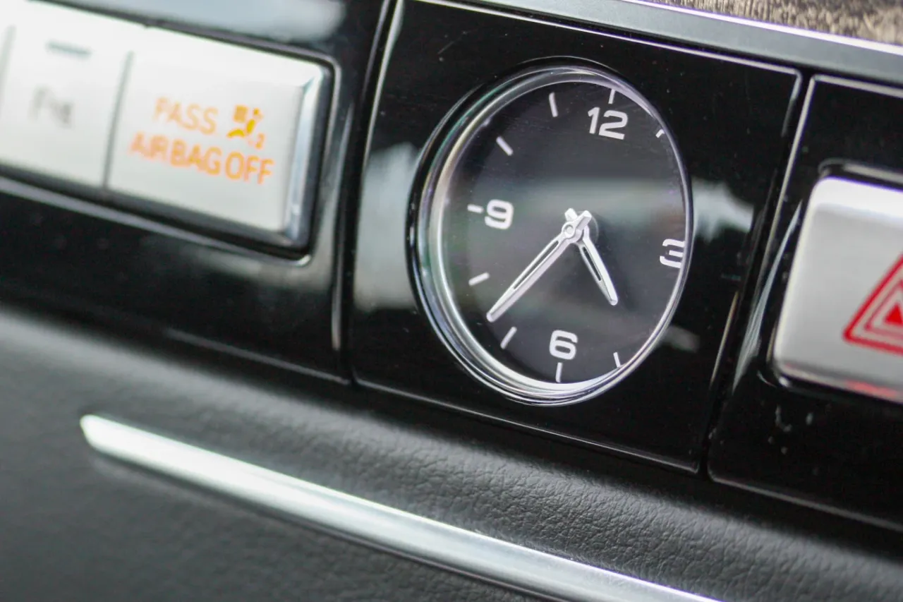 Zegar na desce rozdzielczej samochodu symbolizujący upływający czas