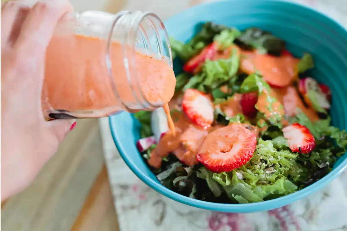 sos do sałatki w małym pojemniku