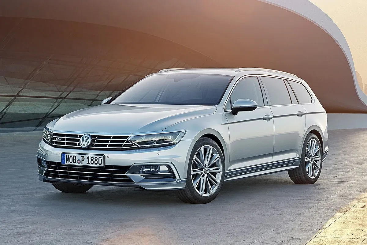 Volkswagen Passat B8 na stacji paliw