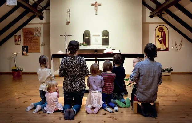 rodzina modląca się w domu