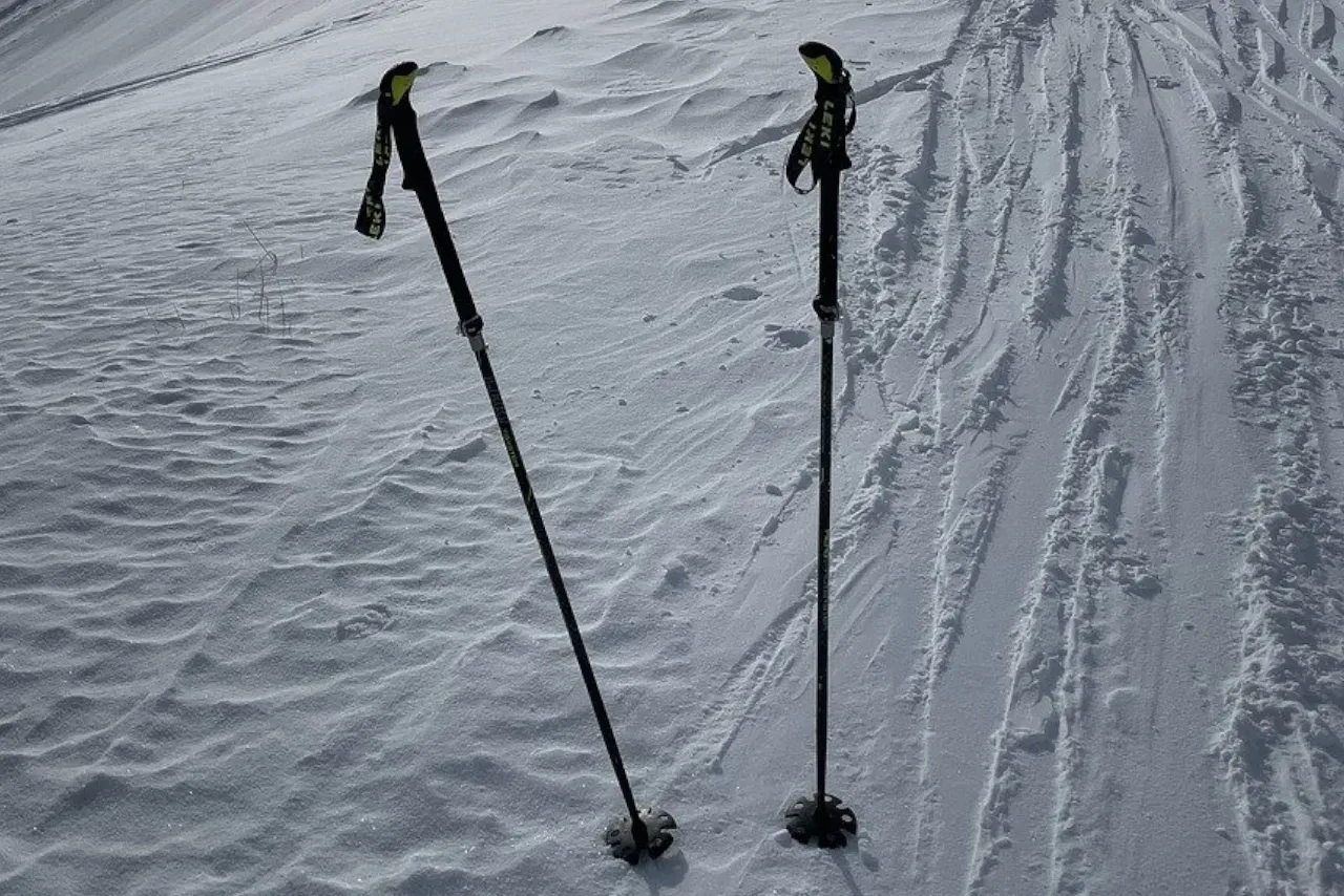 Narciarz z kijkami na stoku