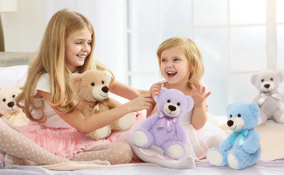 Dzieci bawiące się z pluszowymi misiami