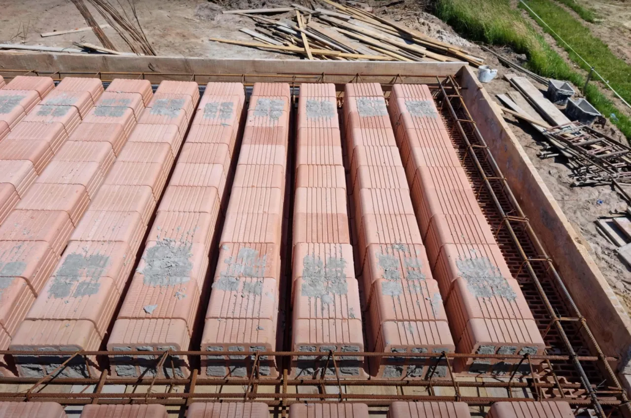 wady konstrukcyjne stropu pęknięcia