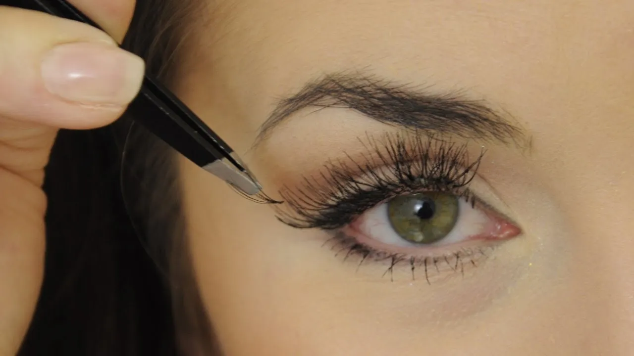 Jak przyklejać kępki rzęs dla naturalnego efektu