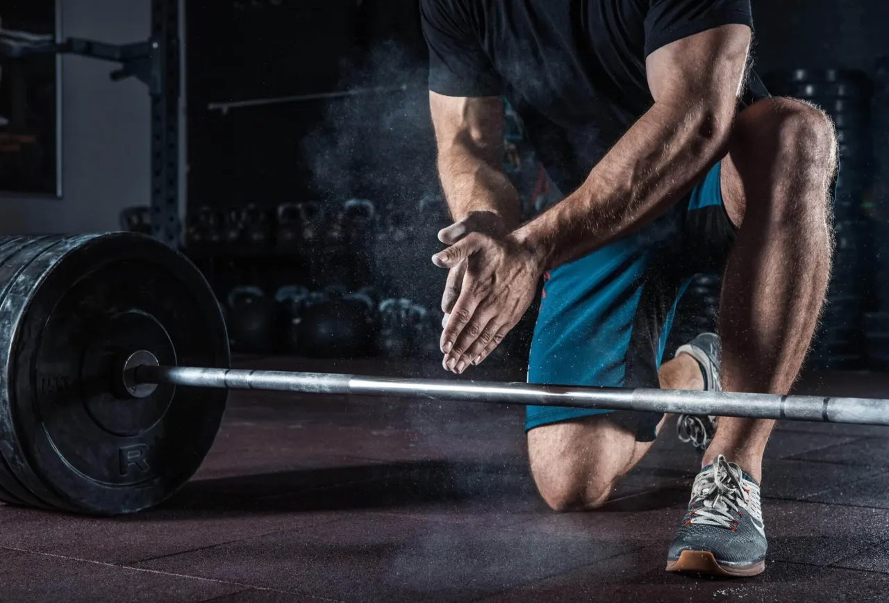 Mężczyzna trenujący siłowo w siłowni
