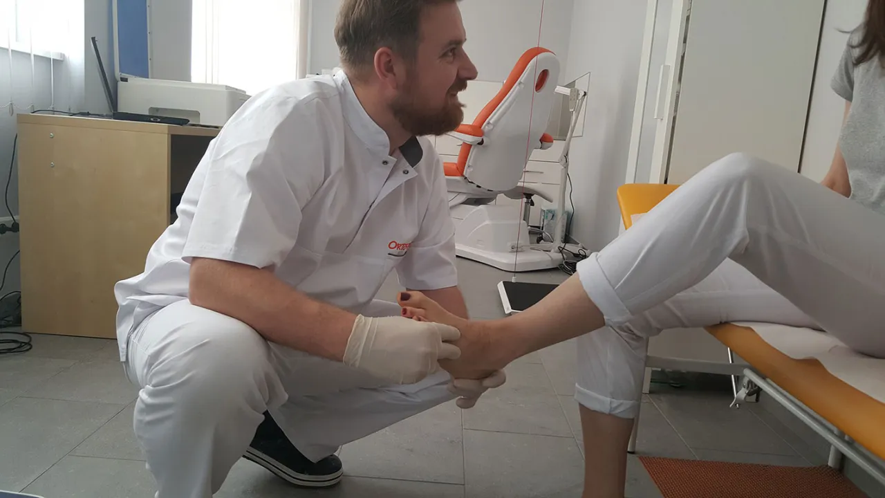 lekarz neurolog badanie diagnostyczne stóp