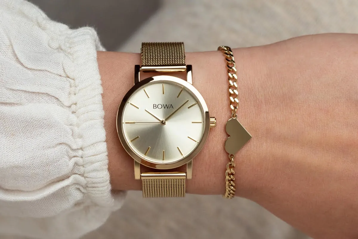 delikatna biżuteria z grawerem i elegancki zegarek
