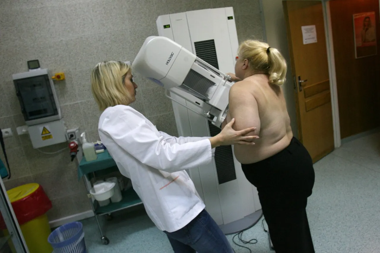 kobieta wykonująca mammografię lub cytologię