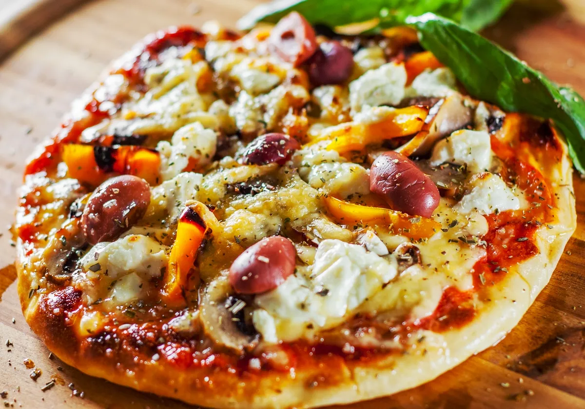 Pizza z grillowanymi warzywami i serem kozim