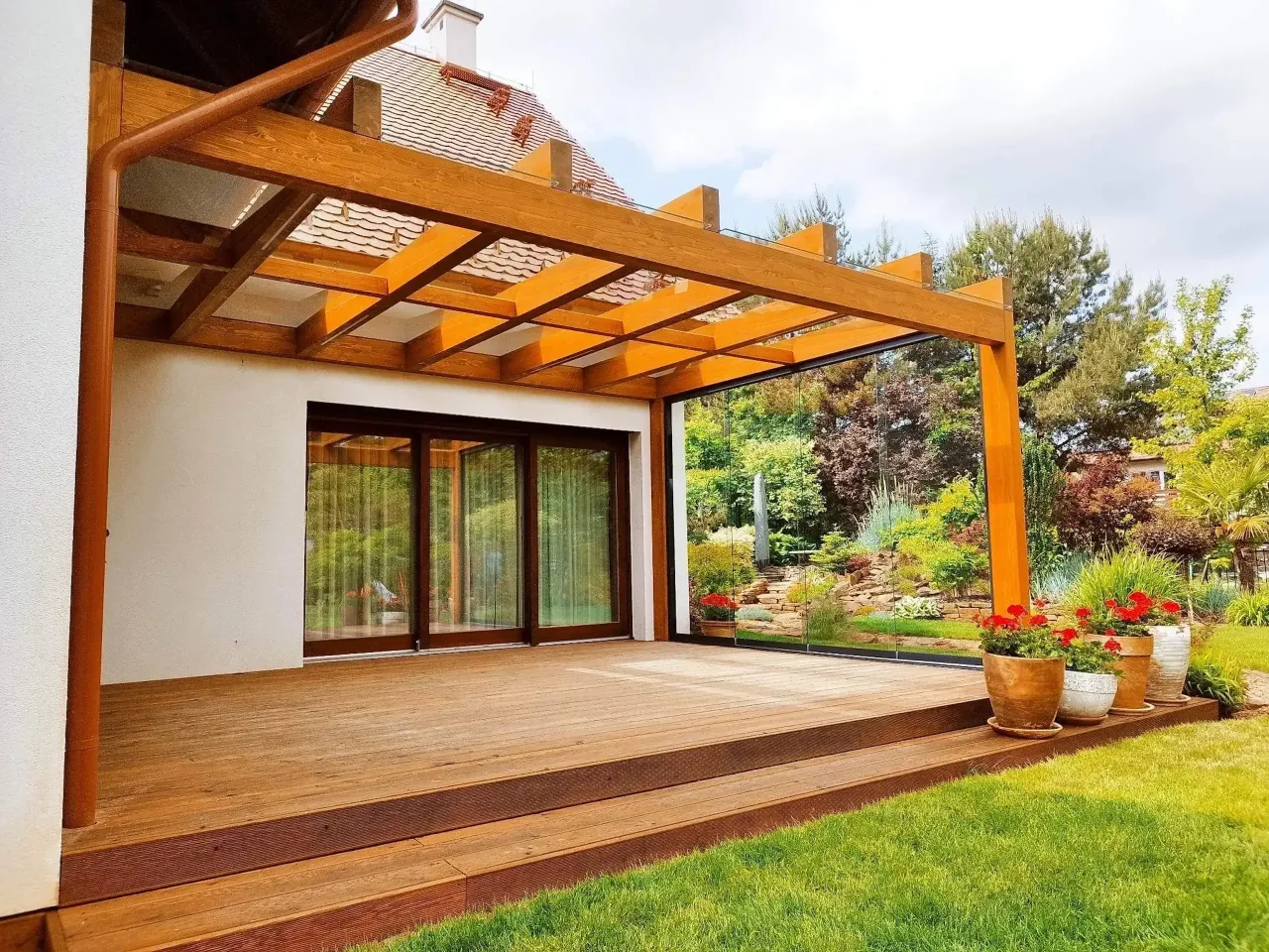 różne rodzaje zadaszeń pergoli porównanie