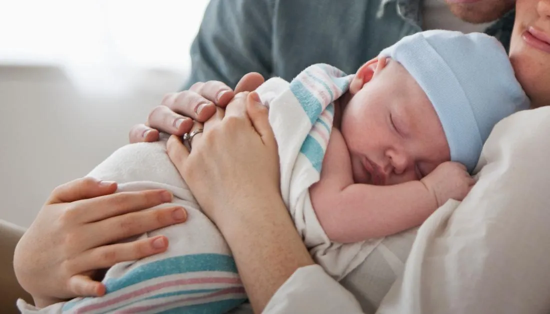 rodzic opiekuje się przeziębionym niemowlakiem