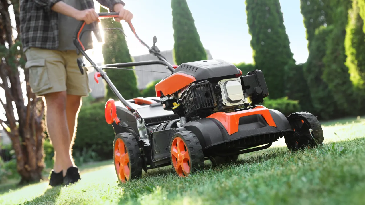 Kosiarka elektryczna mokra trawa ryzyko