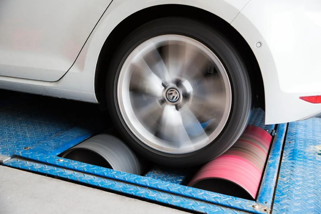 samoch&oacute;d na hamowni diesla