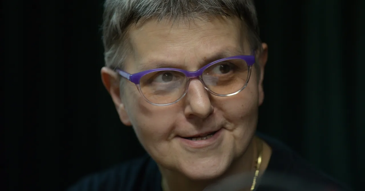 Kobieta w okularach, bohaterka recenzji książki 