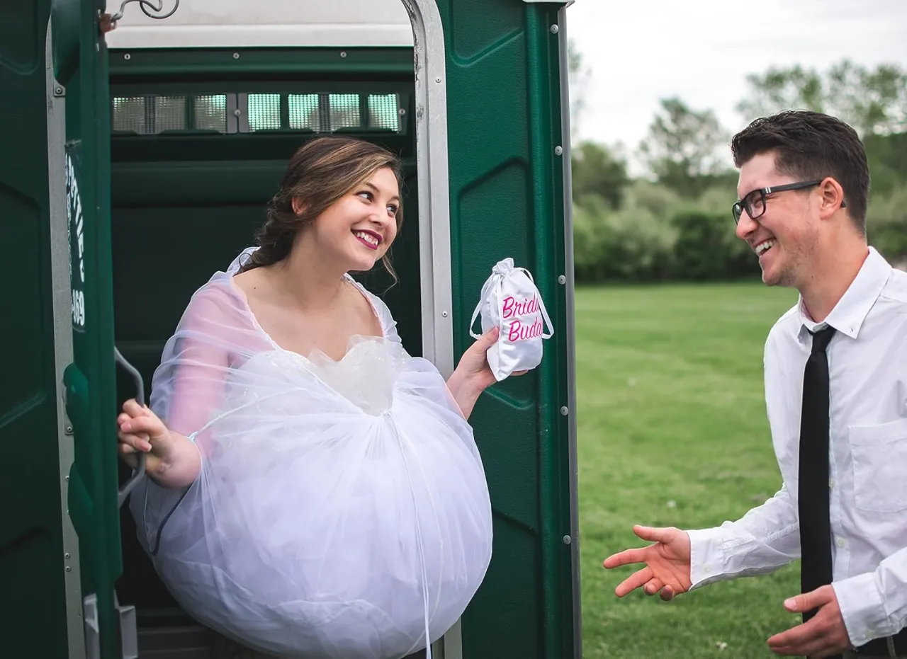 Panna młoda w toalecie humor