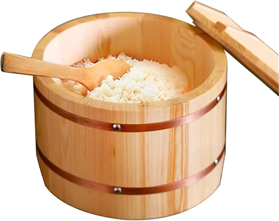 mieszanie ryżu do sushi drewnianą łopatką