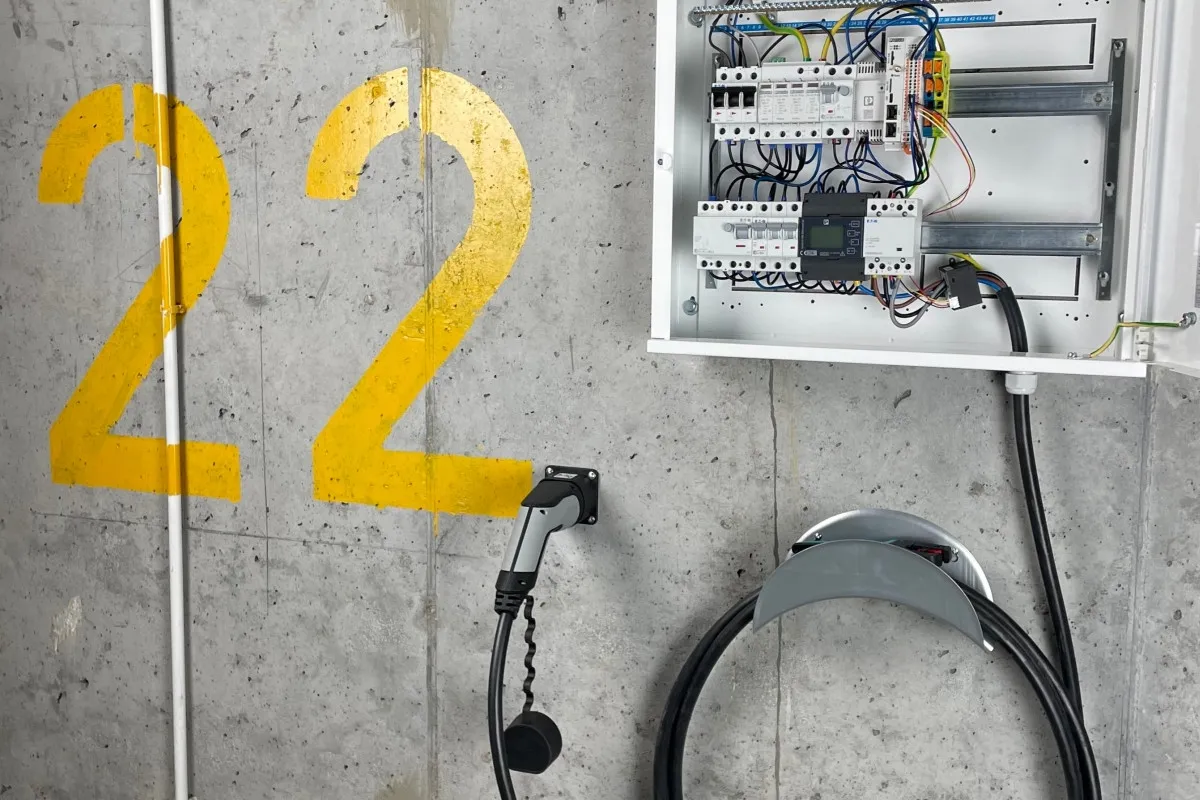 Na ścianie z numerem 22 znajduje się gniazdo do ładowania samochodu elektrycznego i skrzynka z instalacją.
