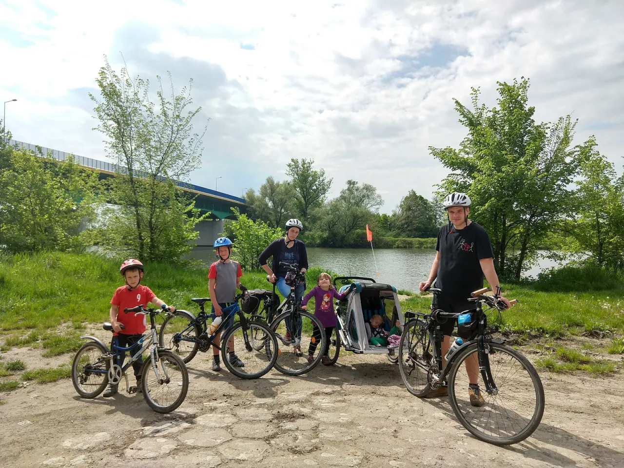 Rodzina na Wiślanej Trasie Rowerowej