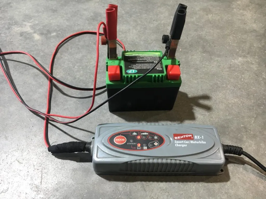 Podłączanie ładowarki akumulatora motocyklowego