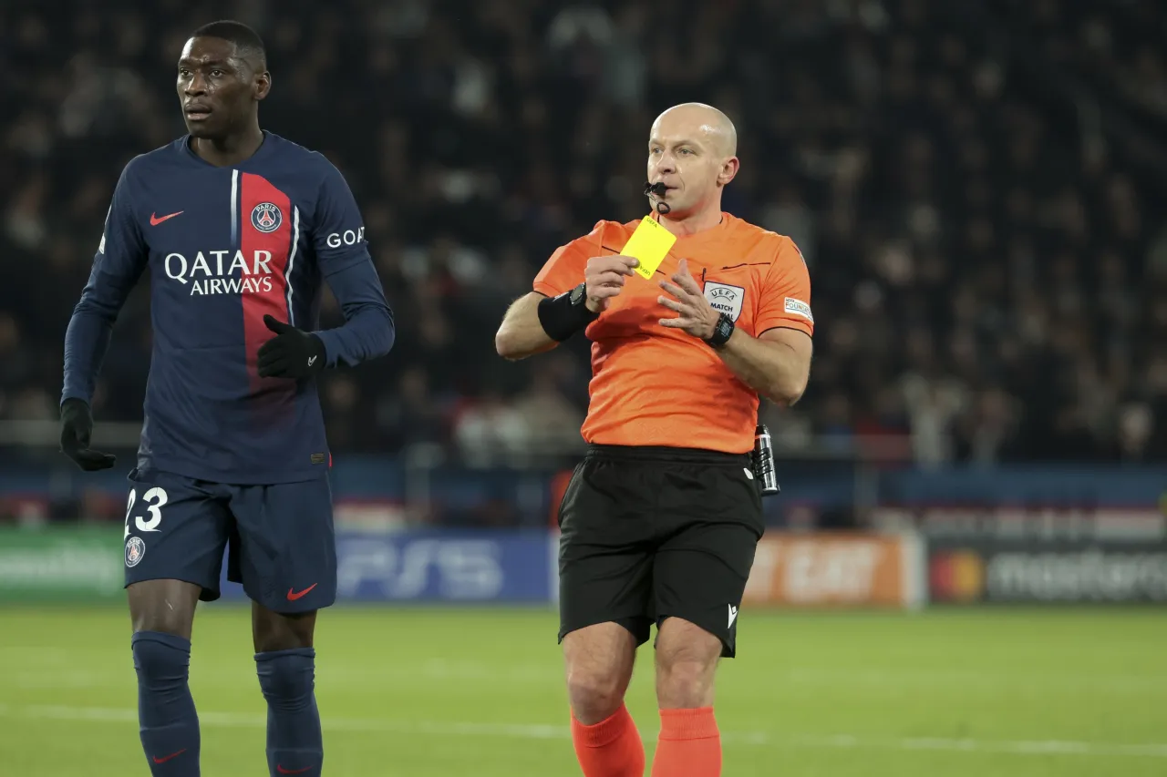 Sędzia pokazuje ż&oacute;łtą kartkę, co oznacza ostrzeżenie dla zawodnika PSG.