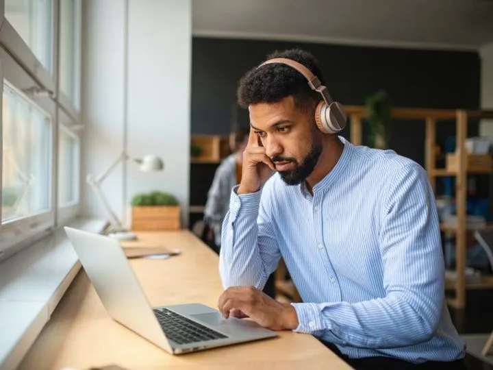 osoba sfrustrowana problemami z podłączeniem słuchawek