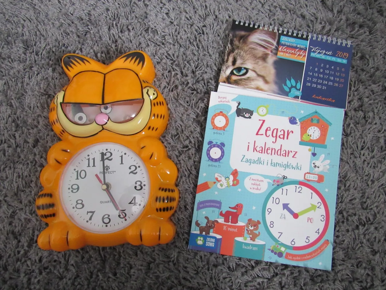 dzieci rozwiązujące zagadki zegar