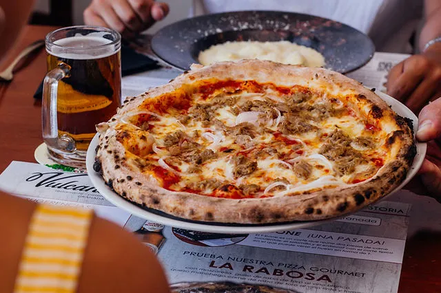 pizza artesanal en horno de le&ntilde;a restaurante Vulcano Granada