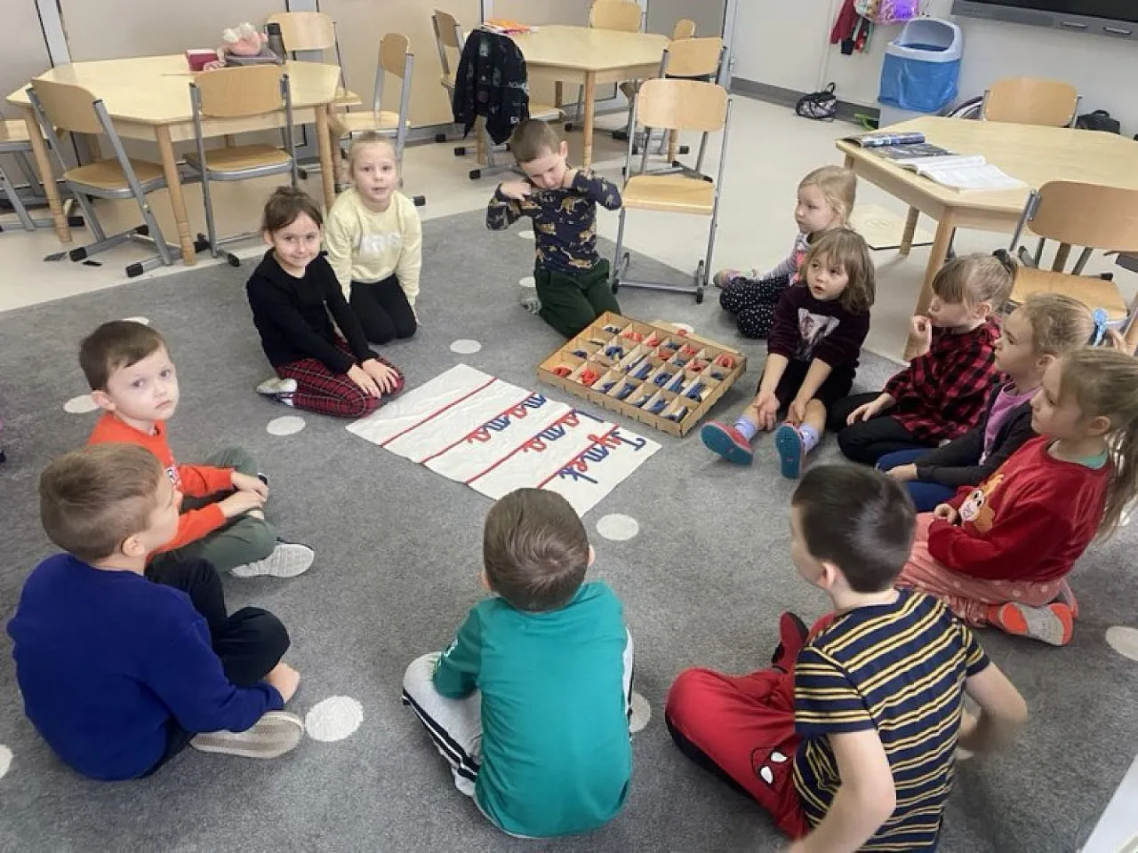 oddział przedszkolny w szkole, dzieci w zer&oacute;wce