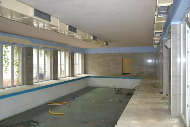 opuszczony hotel w centrum miasta warszawa