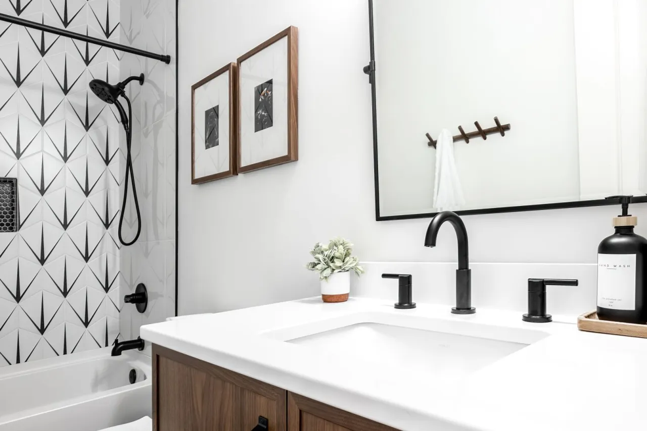 Nowoczesna łazienka po metamorfozie bez remontu