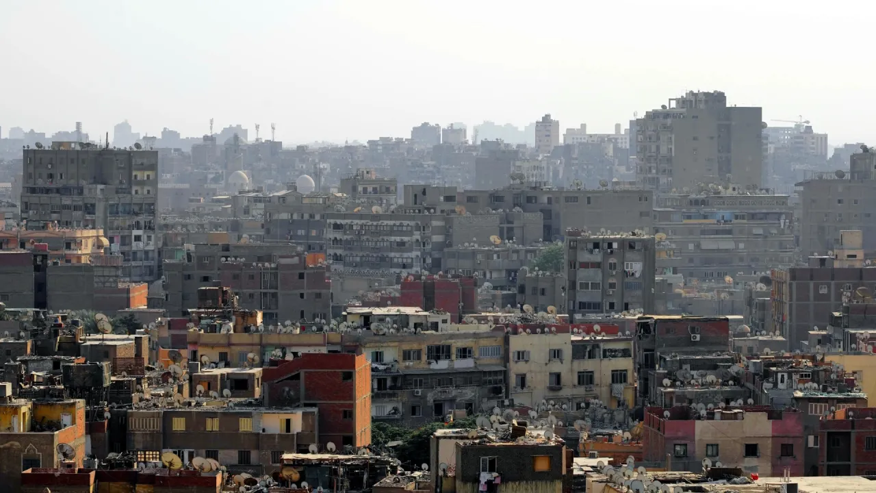 Gęsta zabudowa Kairu z wieloma antenami satelitarnymi. Czy w Kairze jest bezpiecznie? Miasto tętni życiem.