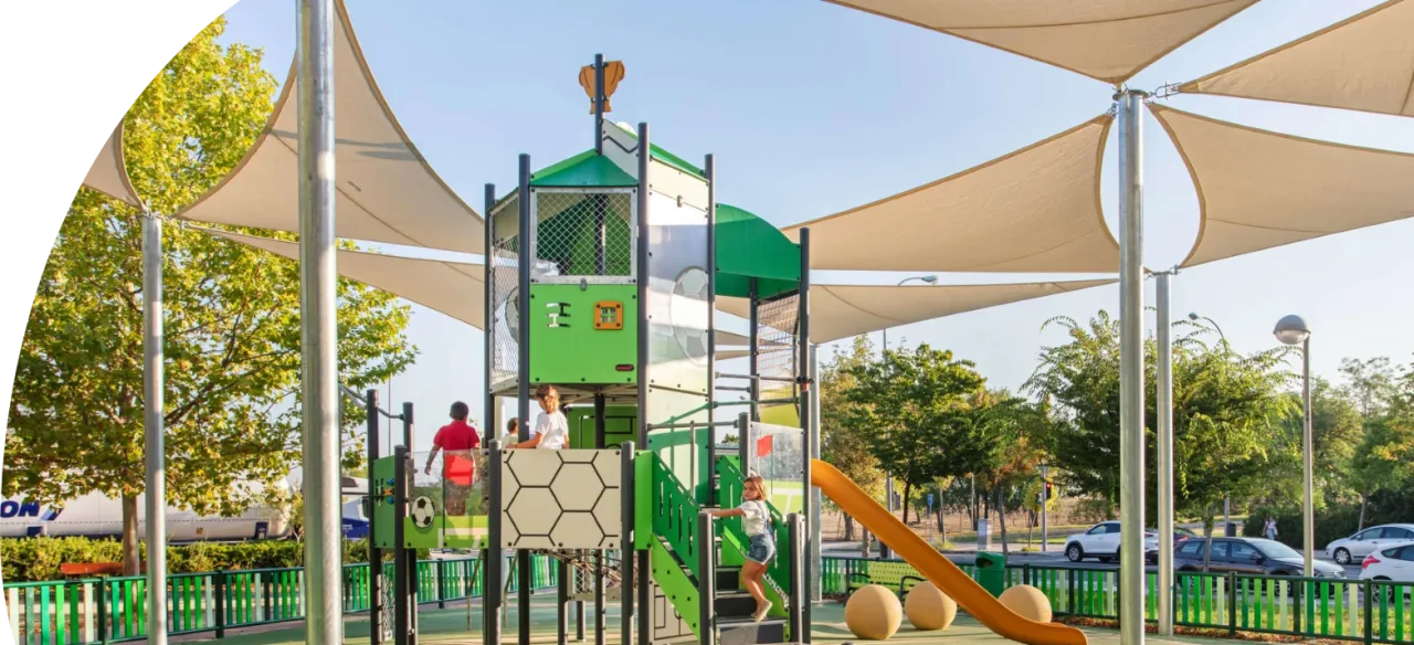 naturalne zacienienie placu zabaw drzewa krzewy