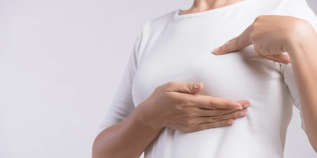 Zdjęcie Dlaczego bolą piersi? Przyczyny, które mogą zaskoczyć i niepokoić