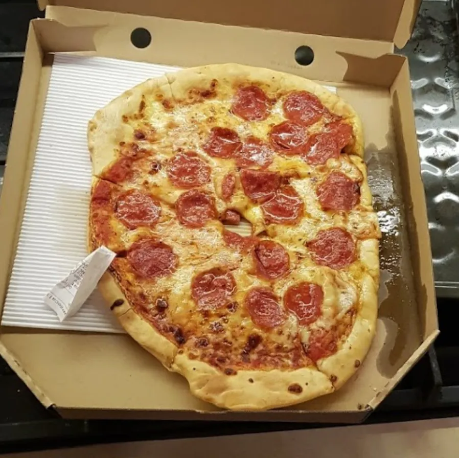 Zdjęcie Średnia pizza w Pizza Hut - ile cm ma ta ulubiona pizza?