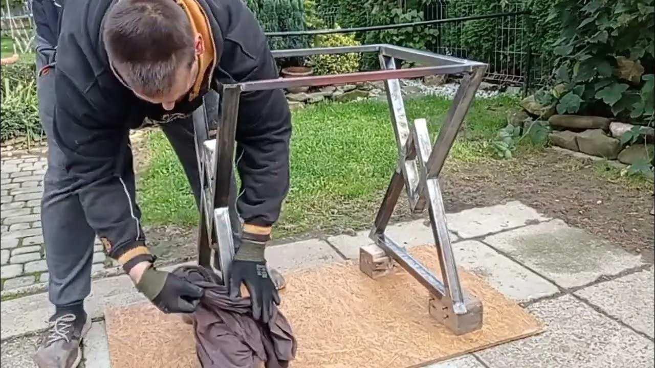 Zdjęcie Jak zrobić stół ogrodowy z metalowymi nogami – proste kroki i porady