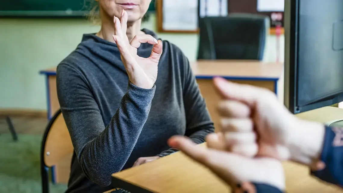 Zdjęcie Trudności komunikacyjne osób niesłyszących: jak je przezwyciężyć?
