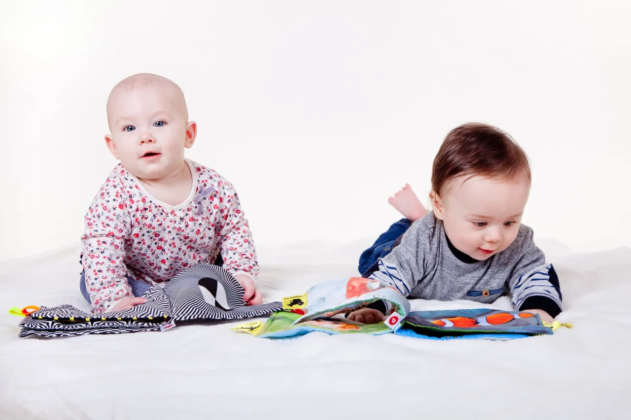 Zdjęcie Zaburzenia sensoryczne u niemowląt objawy: Co może niepokoić rodziców?