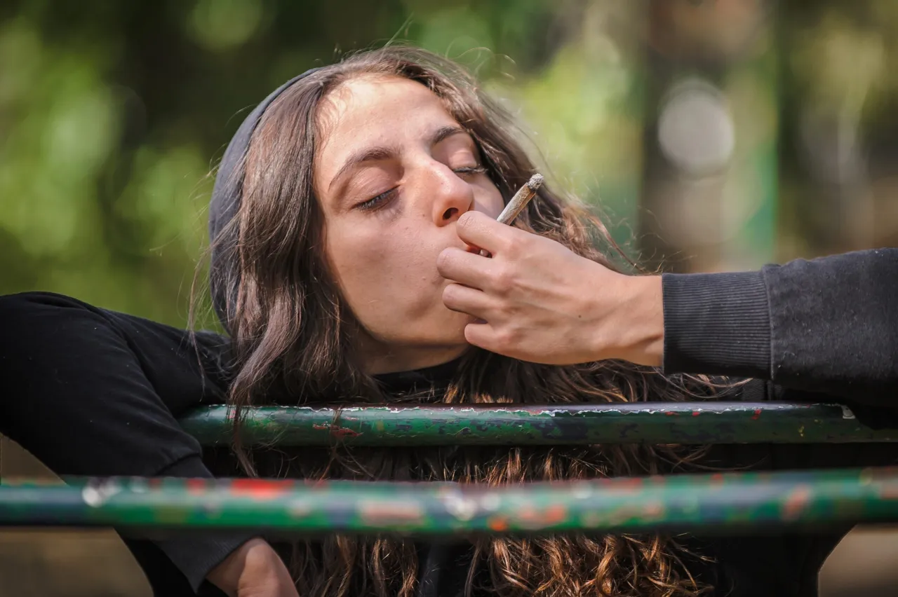Zdjęcie Jak postępować z synem uzależnionym od marihuany, aby mu pomóc